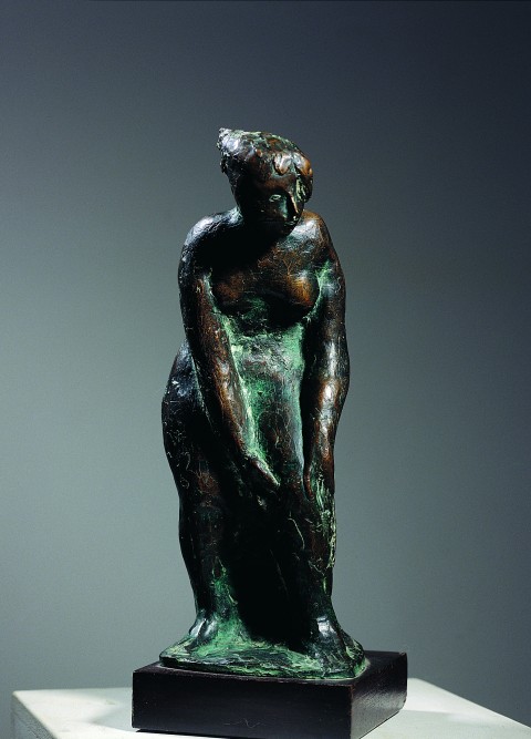 Desnudo de pié